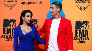 Lo ha hecho con uno de sus nuevos posados en bikini. La Mano En Offside De Cristiano Ronaldo Que Causo Furor En Las Redes Y Trajo El Recuerdo De Lionel Messi Con Antonela Roccuzzo Infobae