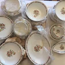 Non sans raison, créateur, fabricant et éditeur de produits de haute facture artisanale en porcelaine de limoges commercialisées dans le monde entier et réalisées à partir de matériaux nobles. Service De Table Complet En Porcelaine De Limoges Maison Raynaud 56 Assiettes 13 Plats Debut De Serie