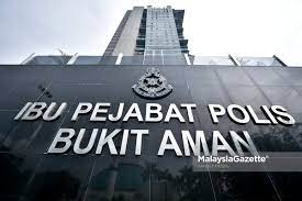 Polis shah alam sedang menjalankan siasatan terhadap dua laporan polis ke atas tindakan bekas timbalan pengarah jabatan siasatan jenayah komersial bukit aman yang mempelawa dan mengadakan jamuan raya untuk enam tetamu polis di kediamannya pada hari raya aidilfitri pertama. Bukit Aman Sahkan Terima Maklumat Pegawai Anggota Polis Lindungi Premis Judi