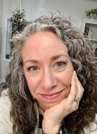 Roxanne and I asked our friend, Michelle A Rahn, “What would you tell your  younger self? Her answer: Run to Jesus faster. So HONORED to share this new  episode today. 💛 What