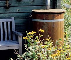 Regenwasserbehälter gibt es in vielen formen und farben, sodass du dir das ideale behältnis für deinen garten aussuchen kannst. Regenwasser In Haus Und Garten Nutzen Tonne Und Erdtank Selbermachen De