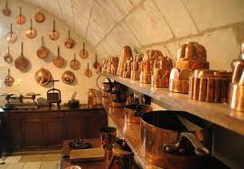 This Fabulous Collection Of Antique Copper Pots Bake Ware Is In The Chateau De Chenonceau Chenoncea Chateau De Chenonceau Idees Pour La Maison Decor Moderne