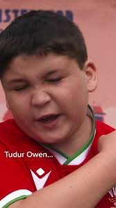 Pwy sy’ ar eu ffordd?🎪 Two Welsh icons. #eisteddfod #s4c #tudurowen  #tregaron