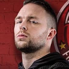 Mr TakeNote (@ThatsmeFlawess)