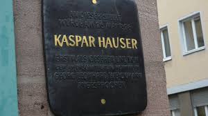 Paul verlaine'in insanı allak bullak eden bir şiirine de esin kaynağı olmuş kişidir. Auf Kaspars Spuren Rundgang Durch Ansbach Und Nurnberg Kultur Franken Br De