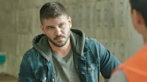 .dizi şampiyan'da kafkas lakaplı bir boksörü canlandıran tolgahan sayışman dizinin ilk bölümü arkadaşları ile izlerken fenalaştı. Tolgahan Sayisman In Yeni Dizisi Belli Oldu