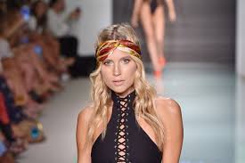 Two for fashion ❤️ frisuren mit haarreif: Frisuren Mit Tuchern So Stylst Du Den Trend Im Alltag Brigitte De