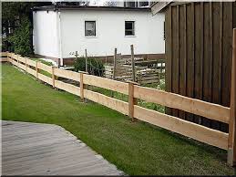 Rustikaler Holzzaun Aus Larche Garteneinfassung Holzzaun Zaun Gartenzaun Holz