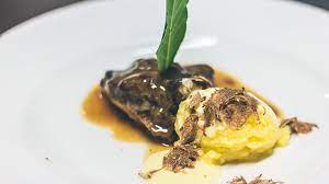 Col guanciale di vitello si preparano piatti tipici e caratteristici. Guancia Di Vitello Gourmet Brasata Al Vino Con Pure Al Tartufo E Fonduta La Ricetta Perfetta Wine Dharma
