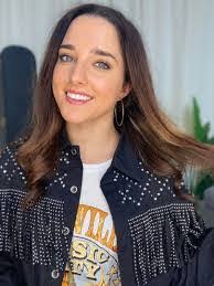 Ashley Omara's Instagram, Twitter & Facebook