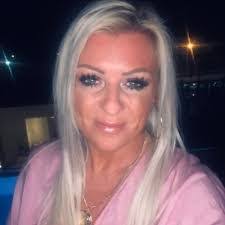 Lesley Howard's Instagram, Twitter & Facebook