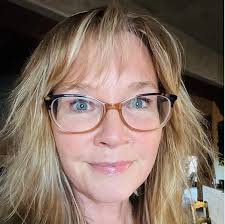 Mistletoe and Mayhem: A Small Town Christmas Cozy Mystery (Heywood  Herbalist Cozy Mysteries Book 4)