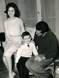 يعد عمر حفيد الفنانين عمر الشريف وفاتن حمامة، حيث تزوجا عام 1955 بعد قصة حب كبيرة تعد من أعظم قصص الحب في تاريخ السينما المصرية، ومثلا معا العديد من الأفلام أولها صراع في الوادي، وآخرها نهر الحب، وقد تحول عمر الشريف إلى الإسلام من أجل الزواج بها، وأنجب منها. ÙÙŠ Ø°ÙƒØ±Ù‰ ÙˆÙØ§ØªÙ‡ ØµÙˆØ± Ø¹Ù…Ø± Ø§Ù„Ø´Ø±ÙŠÙ Ù…Ø¹ Ø£ÙØ±Ø§Ø¯ Ø£Ø³Ø±ØªÙ‡ ÙˆØ­ÙÙŠØ¯Ù‡