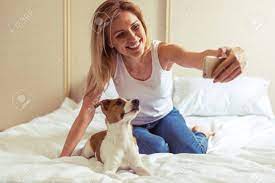 Sie hält sich meistens in ihrem eigenen büro auf, da kann sie in ruhe arbeiten. Schone Blonde Madchen In Der Beilaufigen Kleidung Macht Einen Selfie Mit Ihrem Netten Hund Wahrend Sitzen Auf Dem Bett Beide Lacheln Lizenzfreie Fotos Bilder Und Stock Fotografie Image 54222262