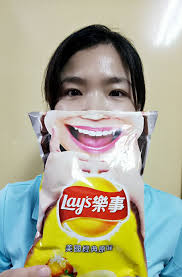 樂事- [ 樂事用微笑挑戰金氏世界紀錄] 人人都會的簡單4步驟，拿起微笑包一起自拍一起做: > Step1...