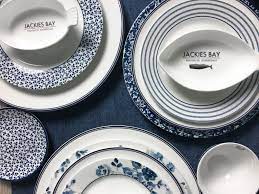 wit en blauw zijn makkelijke kleuren om te combineren hier hebben wij servies van lauraashley jackiesbay gecomb laura ashley tafel en keuken blauw servies