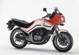 実はこれもスズキが世界初！250ccのDOHC水冷4気筒を搭載した『GS250FW』は“足まわり”もスゴかった⁉︎【スズキのバイク今昔辞典／GS250FW（1983年）】  - スズキのバイク！- 新車情報や最新ニュースをお届けします