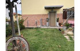 Sito a montevarchi , posto al 1° piano, composto da: Privato Vende Appartamento Casa Con Giardino Zona Ipercoop Montevarchi Ar Annunci Montevarchi Arezzo Rif 191451