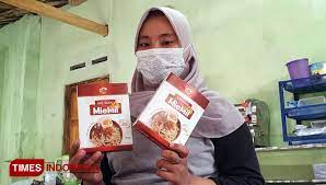 Adanya penggunaan sumber bahan baku lokal. Bangkit Saat Pandemi Siti Purwanti Ciptakan Mi Instan Ikan Patin Times Jatim