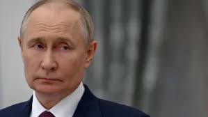 Hrůza na festivalu Pohoda. Zpěvák známé kapely spadl z pódia, skončil v  nemocnici