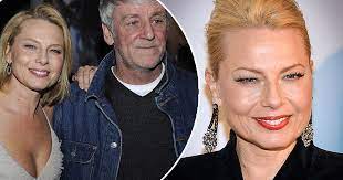 5 şubat 1964) i̇sveçli oyuncu ve film yönetmeni. Trots 20 Ars Alderskillnad Nu Avslojar Helena Bergstrom Karleksknepet Med Colin Nutley