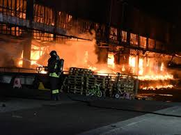 Le fiamme poco dopo le 17.30 nello stabile di via antonini nella periferia sud della metropoli lombarda. Agrate Brianza Incendio In Una Ditta Di Elettrodomestici Fiamme Alte Venti Metri E Capannone Distrutto Corriere It