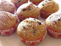 Ecco i muffin soffici allo yogurt, una ricetta facilissima per realizzare dei muffin in tanti gusti perfetti per la colazione o merenda di ogni giorno! Ricetta Muffin Soffici Con Gocce Di Cioccolato Dolcidee
