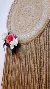 Ce Joli Capteur De Reve Avec Des Fleurs Est Fait Avec Du Fil De Coton Marron Clair Avec Des Rubans De Laine Et De Capteurs De Reves Fil De Coton Style
