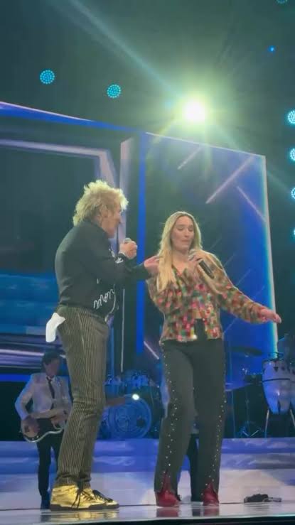 Emotional moment Sir Rod Stewart's daughter joins him on stage as they perform iconic hit together
