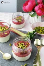 Vegetarische Buttermilch Panna Cotta Mit Rhabarber Kompott Und Pistazien Ein Artikel In Der Budni Perle Nom Noms Food Rezept Rezepte Rhabarber Vegetarische Rezepte