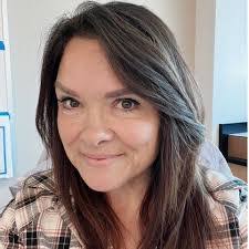 Laurie Dole's Instagram, Twitter & Facebook