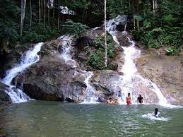 Air terjun termegah no 1 lebarnya 114 meter dan memekakkan telinga dengan suara. Air Terjun Paling Menarik Di Malaysia Yang Sukar Ditemui Di Tempat Lain Cari Homestay