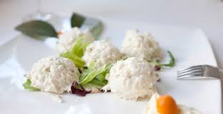 Ingredienti 500g di baccalà (merluzzo sotto sale) 1 spicchio d'aglio grattugiato 150 ml di olio extra vergine d'oliva delicato (quello del garda è perfetto) Baccala Mantecato Unadonna