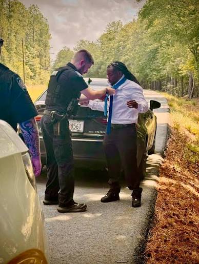 Deputy helps man with tie on way to funeral