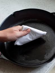 Cast Iron Seasoning How To Season Cast Iron Lodge Cast Iron Seasoning Cast Iron Cast Iron Cleaning Cast Iron Cooking
