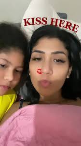 Desafio do Beijo Entre Mãe e Filha