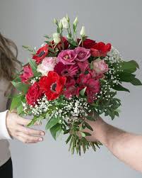 Blumen Von Fleurop Zum Valentinstag Zeigen Sie Ihre Gefuhle Zum Valentinstag Mit Unserem Strauss Hand In Hand Verschenken Sie J In 2020 Blumen Valentinstag