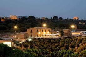 Le pizzerie con giardino possono essere un'ottima soluzione per trascorrere il tempo libero in compagnia all'aria aperta, scappare dalla routine della città e concedersi un po' di relax nella natura eppure, se si hanno dei figli ancora piccoli, possono diventare una location problematica. Ristoranti E Pizzerie A Castroreale La Valle Dei Templi