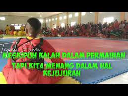 Pencak silat adalah gerak bela diri tingkat tinggi yang disertai dengan perasaan, sehingga merupakan penguasaan gerak efektif dan terkendali serta sering dipergunakan dalam latihan sabung atau pertandingan. Tapak Suci Kata Kata Arum Oriflame