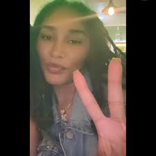 Who can help with a locs retwist in Hawaii using oil and water?