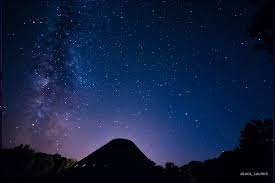 Prenez vos propres photos en personne à ajouter à la toile de fond (modification composite) b. Nuit Des Etoiles La Pyramide Du Loup