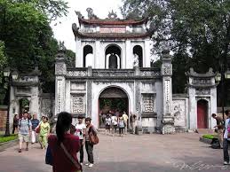 Keadaan bandar hanoi yang agak kotor dengan pemandangan mereka berjualan makanan di sepanjang jalan menjadikan saya agak lemas berjalan jalan di sana. 10 Alasan Awesome Untuk Lawati Vietnam 2021