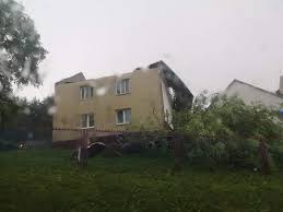 Uszkodzenia dotyczą 120 budynków mieszkalnych i gospodarczych w ponad 40 gospodarstwach. R7ug3 Uiqrlb M