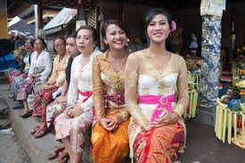 34 tari tradisional asal indonesia yang akan kita bahas kali ini sepertinya sudah cukup membuktikan bahwa indonesia memang begitu kaya akan budaya. Indonesian Traditional Dress Clothing National Costume