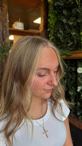 All she wanted for Christmas was BLONDE 🎁 • • •  #pittsburghhealthyhairstylist #lokiestudio #carnegie #pittsburgh #blondehair