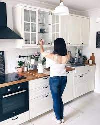 glasfront glasschranke holzplatte weiss schranke mit schwarzen griffen weissen boden kuche wood worktop white cupboards black kitchen cabinets