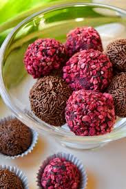 Freeze Dried Raspberry Chocolate Brigadeiros Truffles A Traditional Brazilian Recipe That Is Dried Raspberries Freeze Dried Raspberries Chocolate Raspberry