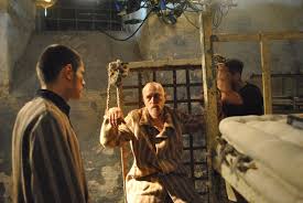 Tase caraman tanarul nostru compozitor, care este proaspat logidit, este trimis in inchisoarea din pitesti in „iadul reeducarii acestuia. Intre Chin È™i Amin Premiat La Unul Dintre Cele Mai Importante Festivaluri De Film Din Lume Aradcity