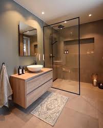 Mais Um Banheiro Luxuoso Todo No Cinza O Box No Estilo Esquadria Com Perfil Metalico No Preto Perce Banheiros Modernos Banheiros Luxuosos Estilo De Banheiro