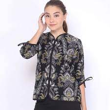 Contoh model baju kerja wanita terbaru merupakan kumpulan model baju kemeja dan blazer wanita untuk kerja dengan desain modern serta model terbaru yang cocok buat para wanita masa kini. 30 Model Baju Batik Kantor Wanita Kombinasi Elegan